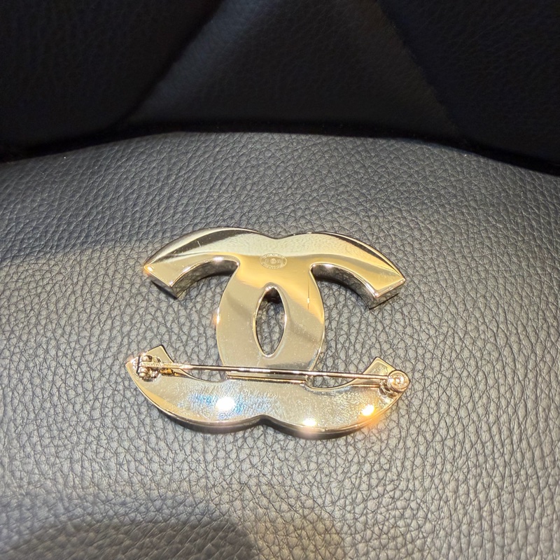 CHANEL黑白配色琺瑯雙C胸針-3