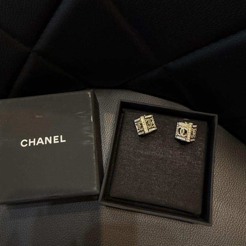 CHANEL 金色四格小雙C耳環-0