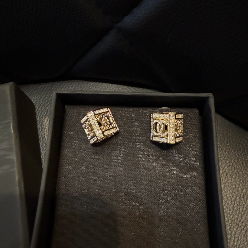CHANEL 金色四格小雙C耳環-1