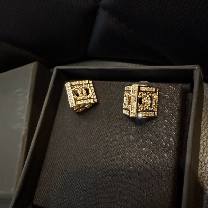 CHANEL 金色四格小雙C耳環-3