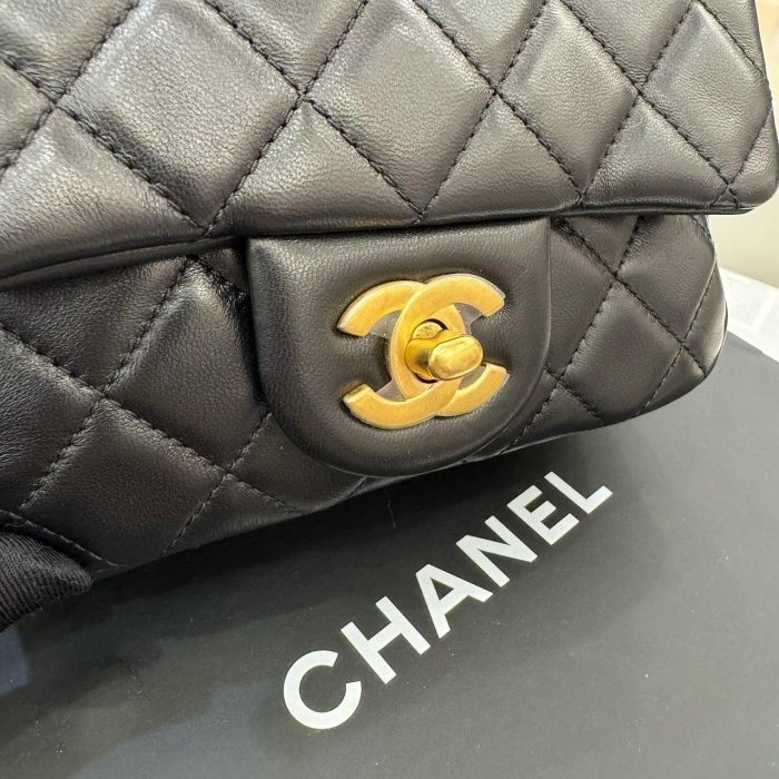*SHIHNA名牌精品* CHANEL mini coco黑金羊皮核桃金球17cm方胖子(芯片款)-1