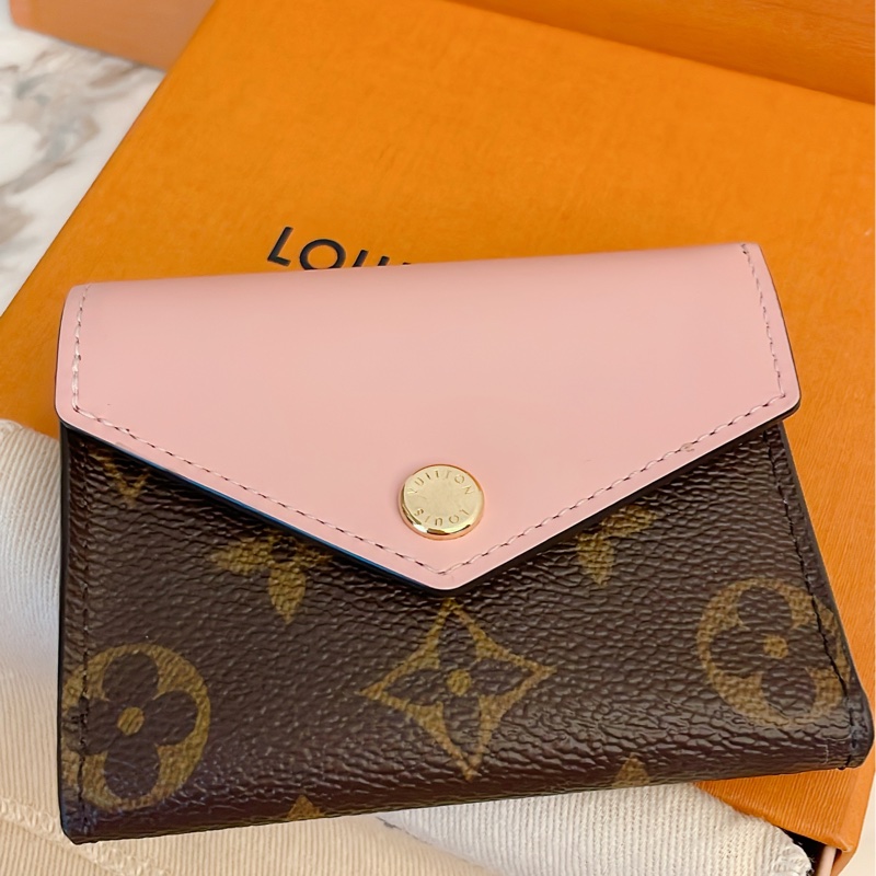 近新閒置正品✨ LV Louis Vuitton路易威登 Zoe 系列Monogram老花三折短夾金釦/粉-0