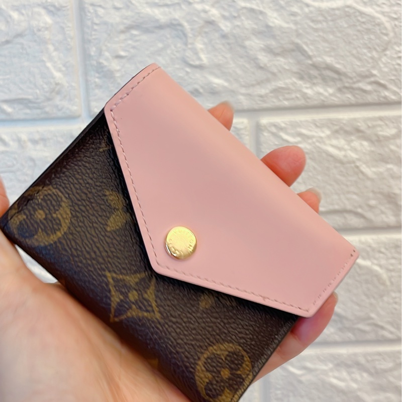近新閒置正品✨ LV Louis Vuitton路易威登 Zoe 系列Monogram老花三折短夾金釦/粉-1