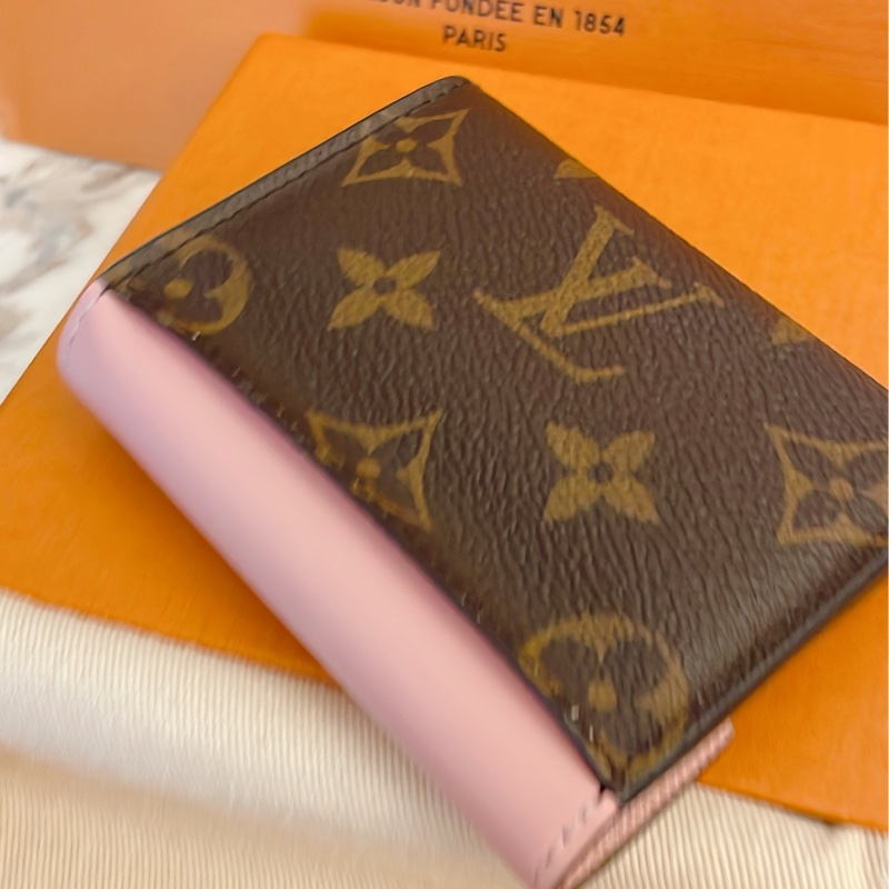 近新閒置正品✨ LV Louis Vuitton路易威登 Zoe 系列Monogram老花三折短夾金釦/粉-2
