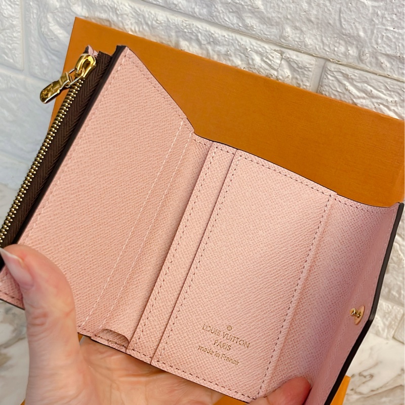 近新閒置正品✨ LV Louis Vuitton路易威登 Zoe 系列Monogram老花三折短夾金釦/粉-6