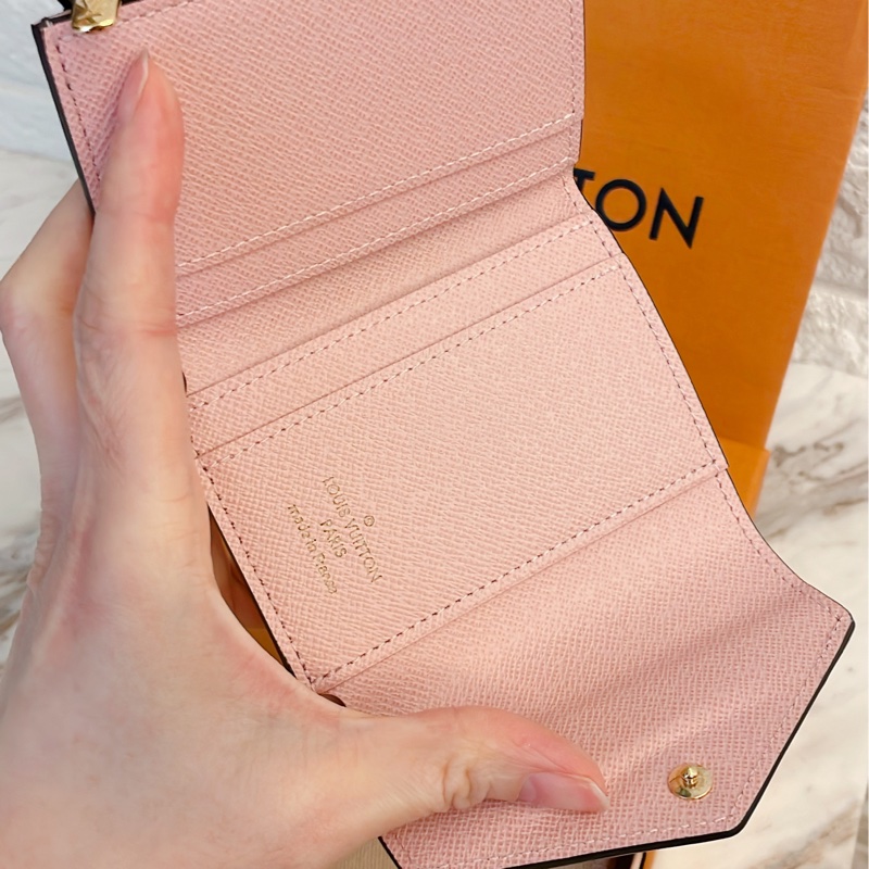 近新閒置正品✨ LV Louis Vuitton路易威登 Zoe 系列Monogram老花三折短夾金釦/粉-9