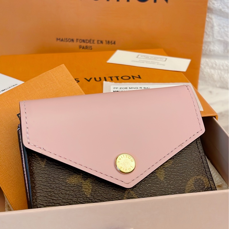 近新閒置正品✨ LV Louis Vuitton路易威登 Zoe 系列Monogram老花三折短夾金釦/粉-11
