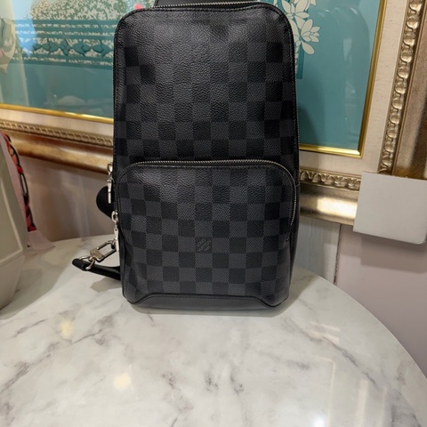 LV 黑灰棋盤格Avenue Sling銀釦ㄇ拉前口袋胸包N41719