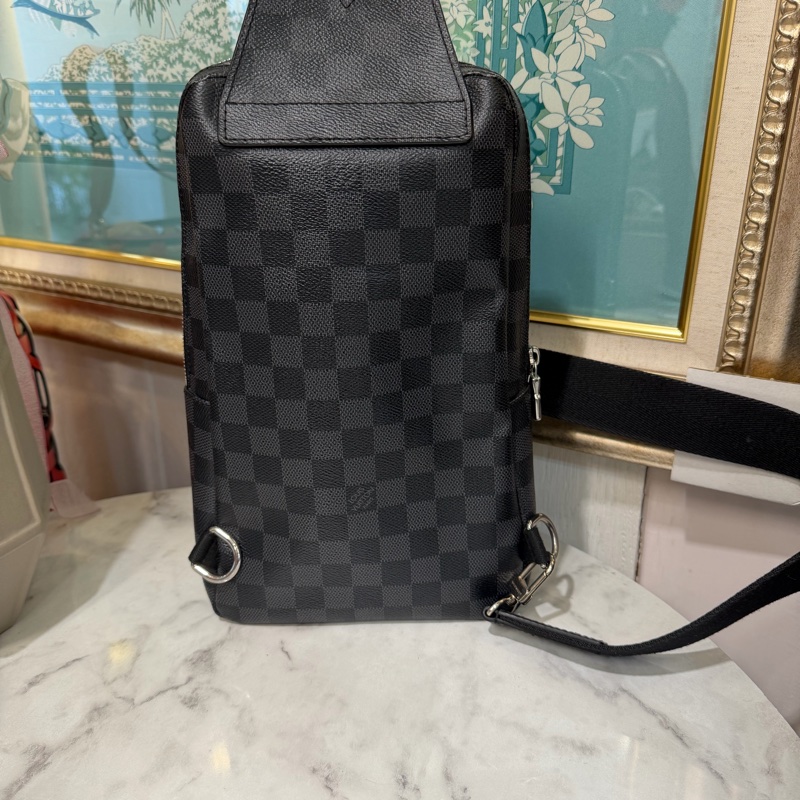 LV 黑灰棋盤格Avenue Sling銀釦ㄇ拉前口袋胸包N41719-1