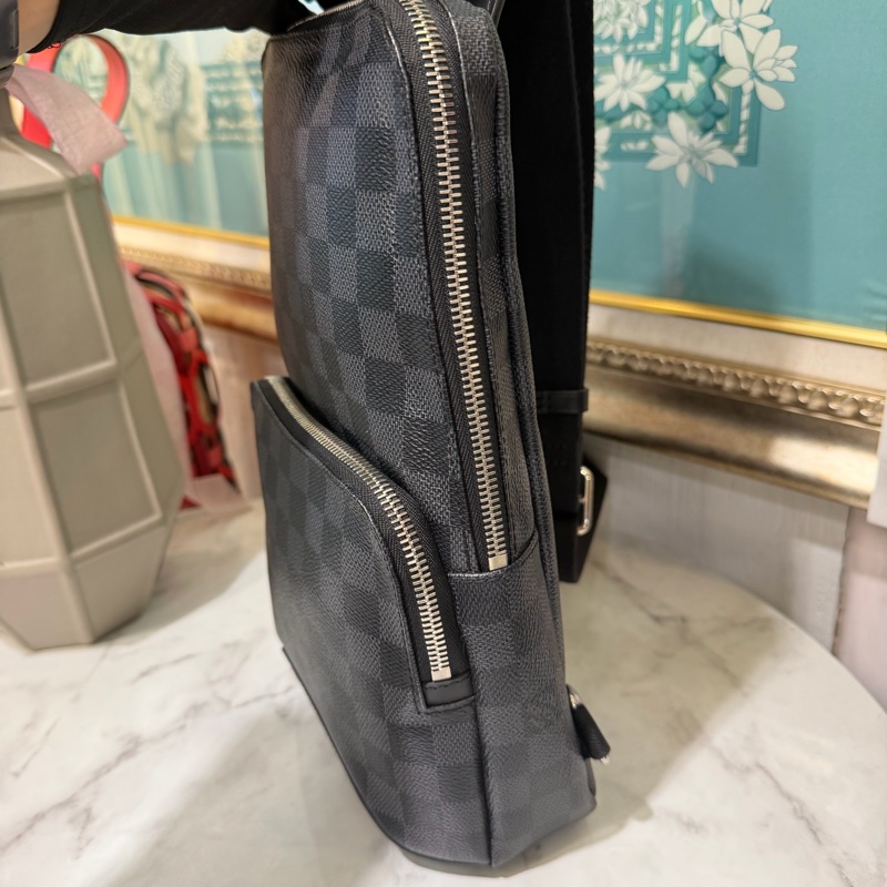 LV 黑灰棋盤格Avenue Sling銀釦ㄇ拉前口袋胸包N41719-2