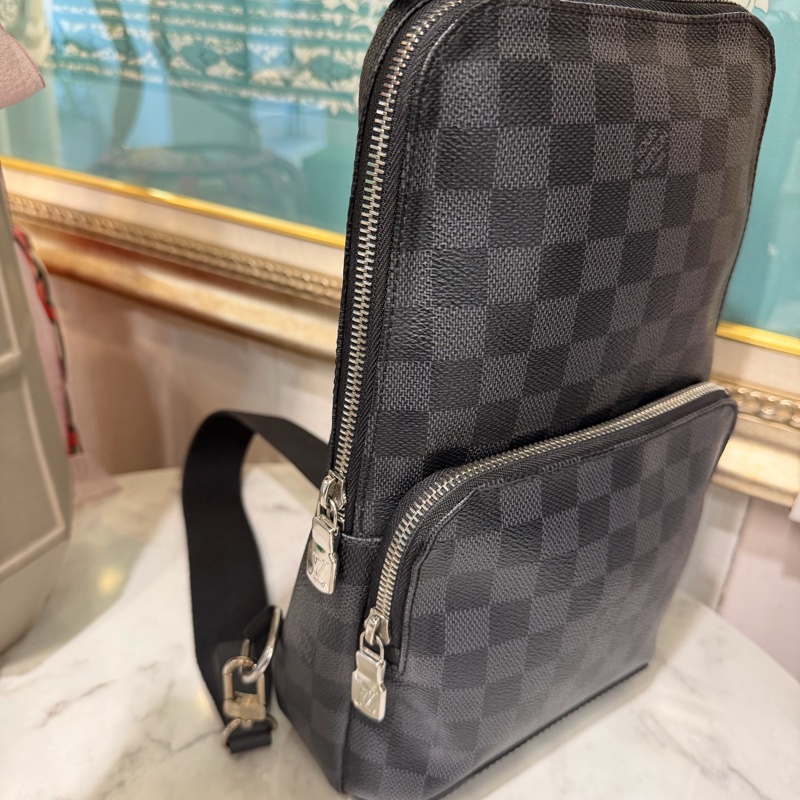 LV 黑灰棋盤格Avenue Sling銀釦ㄇ拉前口袋胸包N41719-3