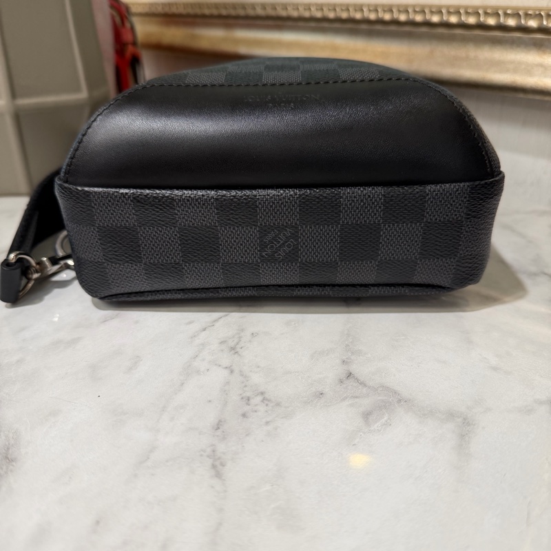 LV 黑灰棋盤格Avenue Sling銀釦ㄇ拉前口袋胸包N41719-4