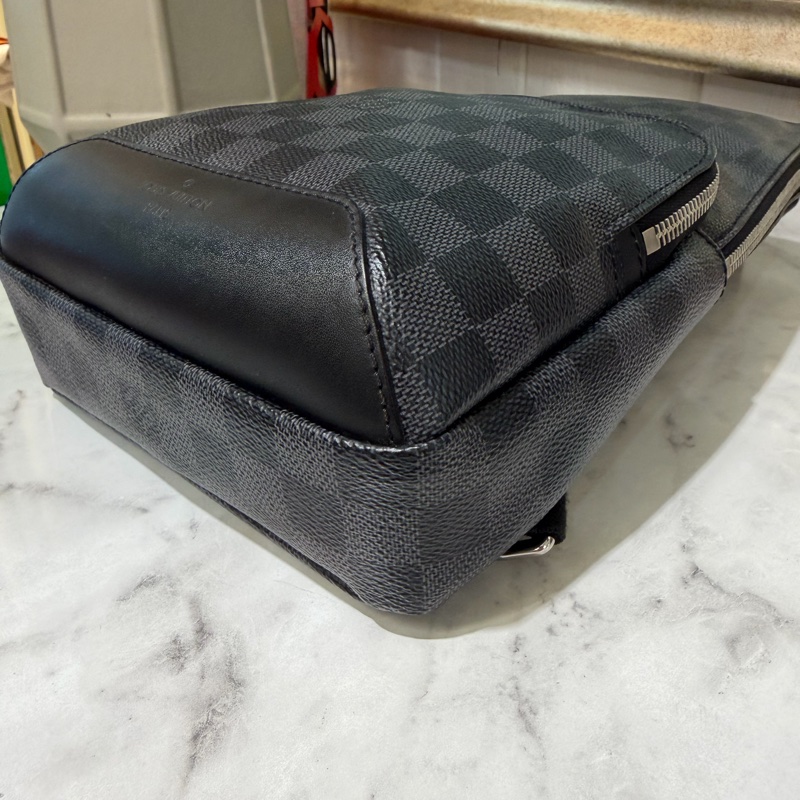 LV 黑灰棋盤格Avenue Sling銀釦ㄇ拉前口袋胸包N41719-5