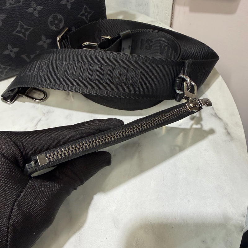 LV 黑灰原花Gaston銀釦一字拉附扁形零錢包二合一間斜背包M81124-9