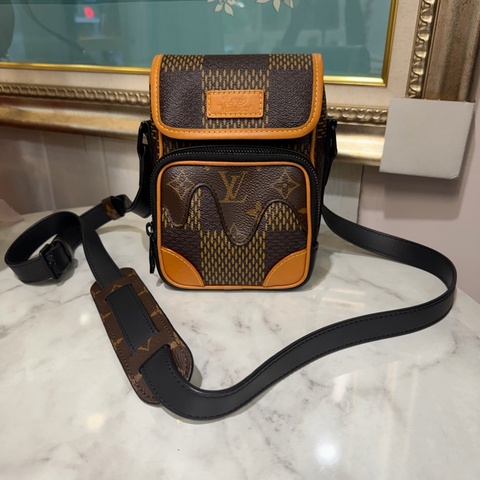 LV 原花Nigo聯名黑釦前ㄇ拉口袋下蓋限量斜背包N40357