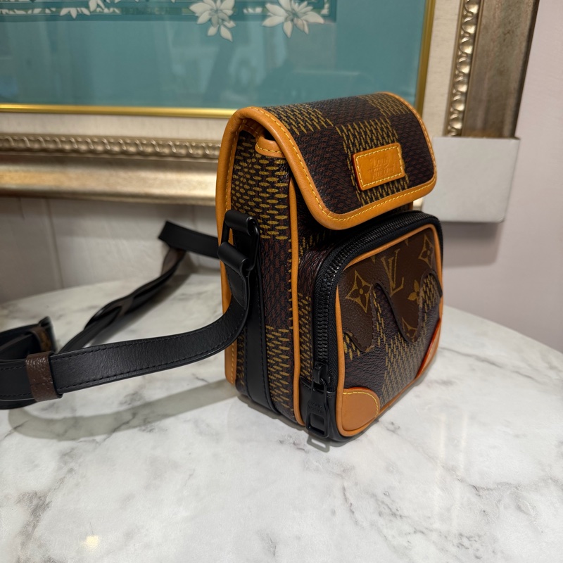 LV 原花Nigo聯名黑釦前ㄇ拉口袋下蓋限量斜背包N40357-1