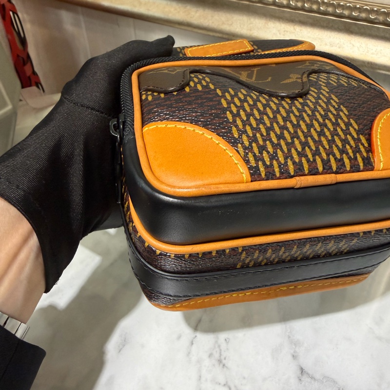 LV 原花Nigo聯名黑釦前ㄇ拉口袋下蓋限量斜背包N40357-3