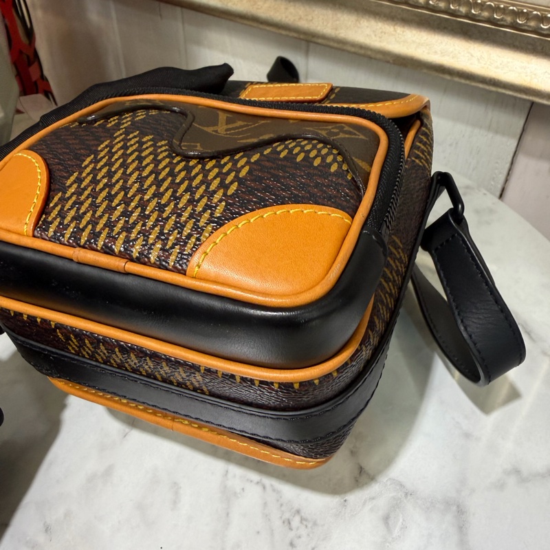 LV 原花Nigo聯名黑釦前ㄇ拉口袋下蓋限量斜背包N40357-4