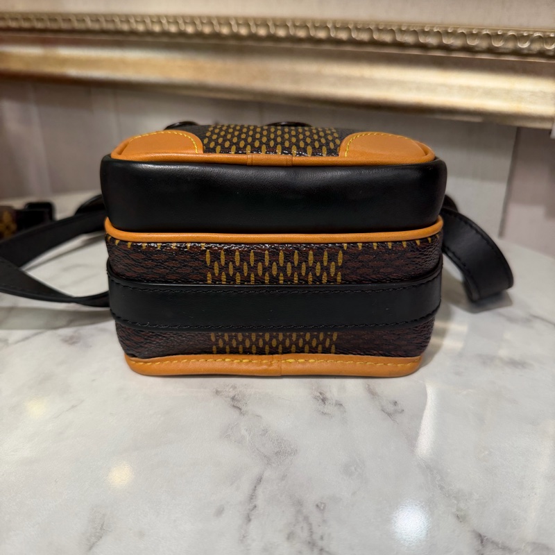 LV 原花Nigo聯名黑釦前ㄇ拉口袋下蓋限量斜背包N40357-5