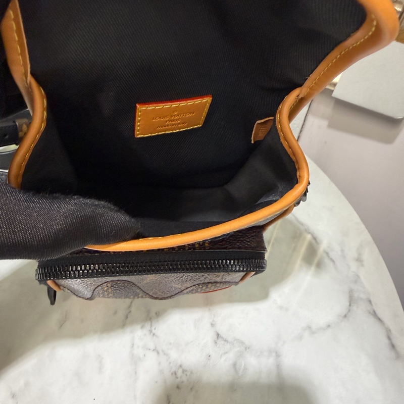 LV 原花Nigo聯名黑釦前ㄇ拉口袋下蓋限量斜背包N40357-6