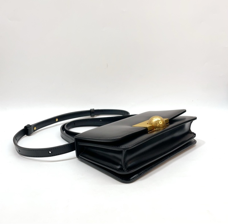 BV 黑滑面牛皮金圓釦Veneta Classic下蓋斜背包-5