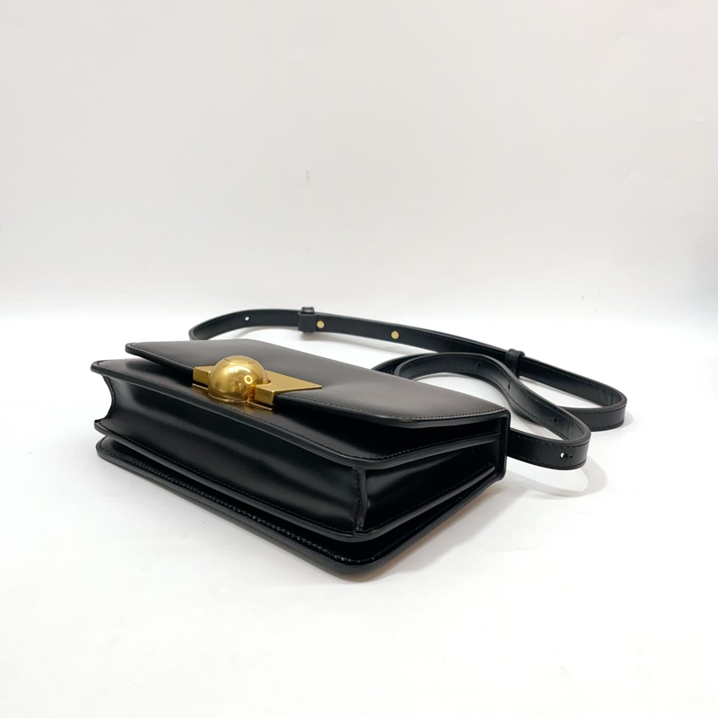 BV 黑滑面牛皮金圓釦Veneta Classic下蓋斜背包-6