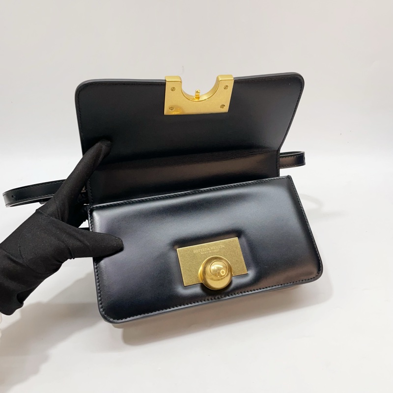 BV 黑滑面牛皮金圓釦Veneta Classic下蓋斜背包-7