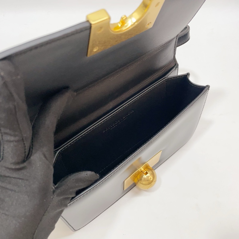 BV 黑滑面牛皮金圓釦Veneta Classic下蓋斜背包-8