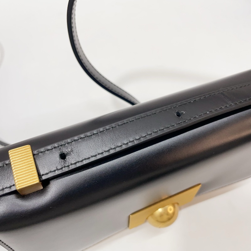 BV 黑滑面牛皮金圓釦Veneta Classic下蓋斜背包-9