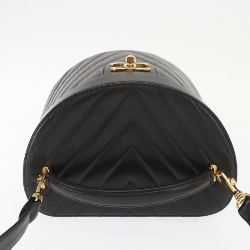 【日本直送】香奈兒 V 字縫線化妝包，羊皮材質，兩用，黑色，金色雙 C 標誌，正品編號 158944SAV-5