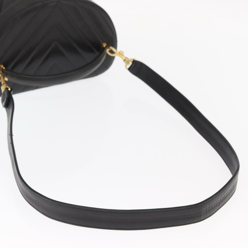 【日本直送】香奈兒 V 字縫線化妝包，羊皮材質，兩用，黑色，金色雙 C 標誌，正品編號 158944SAV-7