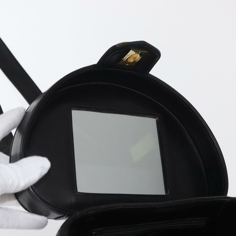 【日本直送】香奈兒 V 字縫線化妝包，羊皮材質，兩用，黑色，金色雙 C 標誌，正品編號 158944SAV-8