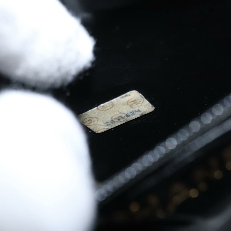 【日本直送】香奈兒 V 字縫線化妝包，羊皮材質，兩用，黑色，金色雙 C 標誌，正品編號 158944SAV-10