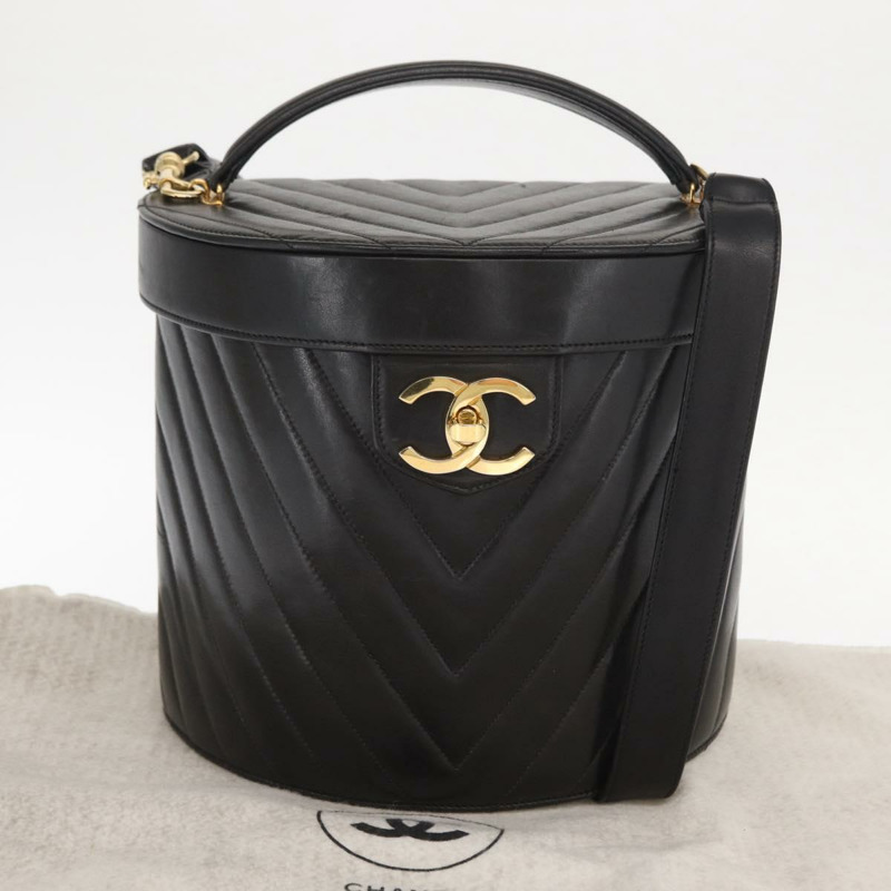 【日本直送】香奈兒 V 字縫線化妝包，羊皮材質，兩用，黑色，金色雙 C 標誌，正品編號 158944SAV-11