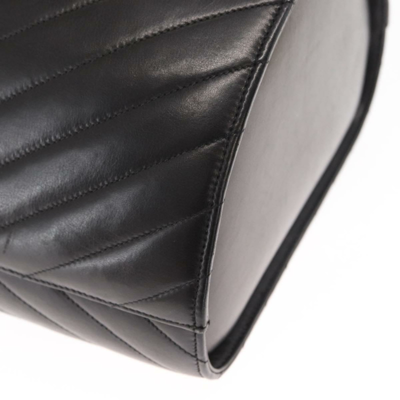 【日本直送】香奈兒 V 字縫線化妝包，羊皮材質，兩用，黑色，金色雙 C 標誌，正品編號 158944SAV-15