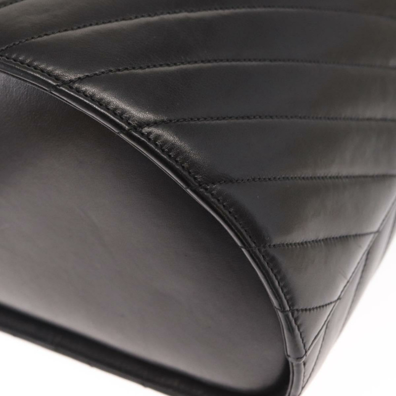 【日本直送】香奈兒 V 字縫線化妝包，羊皮材質，兩用，黑色，金色雙 C 標誌，正品編號 158944SAV-16