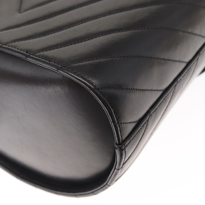 【日本直送】香奈兒 V 字縫線化妝包，羊皮材質，兩用，黑色，金色雙 C 標誌，正品編號 158944SAV-18