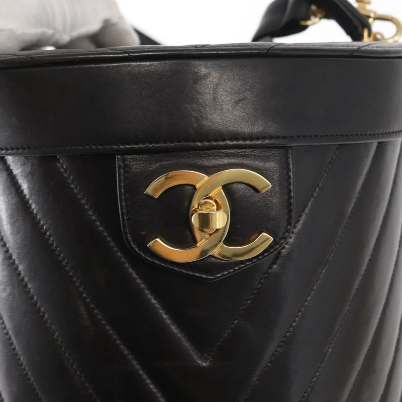 【日本直送】香奈兒 V 字縫線化妝包，羊皮材質，兩用，黑色，金色雙 C 標誌，正品編號 158944SAV-19