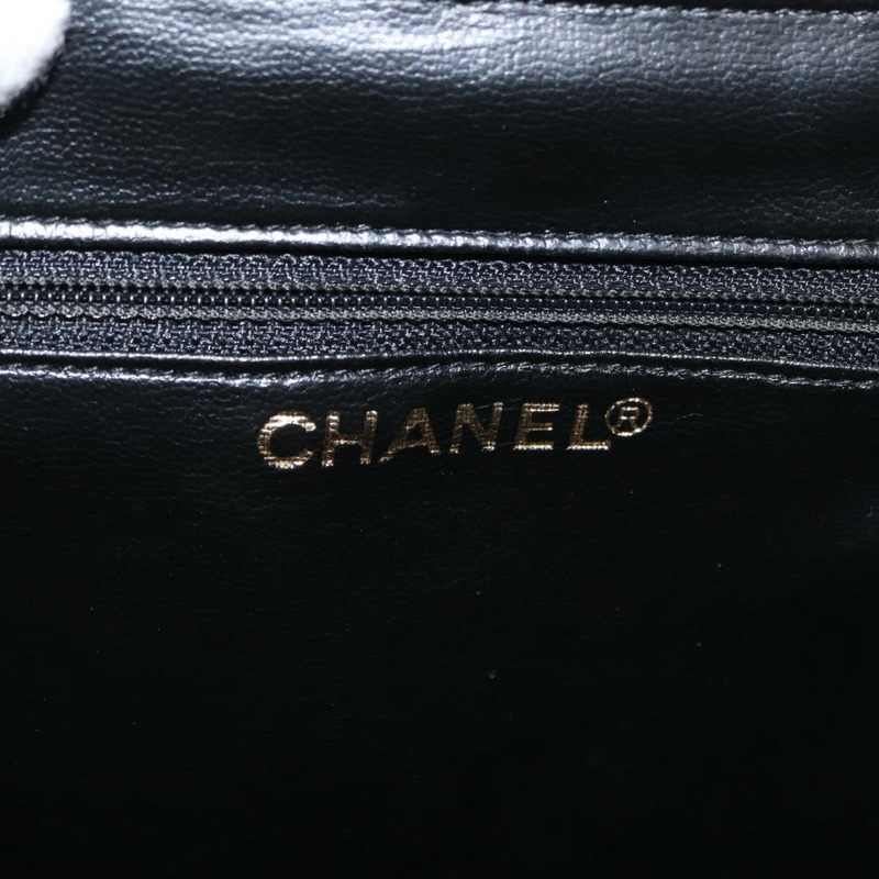 【日本直送】香奈兒 V 字縫線化妝包，羊皮材質，兩用，黑色，金色雙 C 標誌，正品編號 158944SAV-20