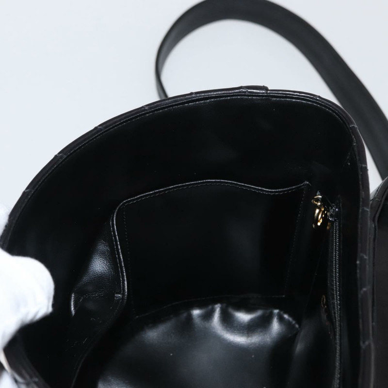 【日本直送】香奈兒 V 字縫線化妝包，羊皮材質，兩用，黑色，金色雙 C 標誌，正品編號 158944SAV-22