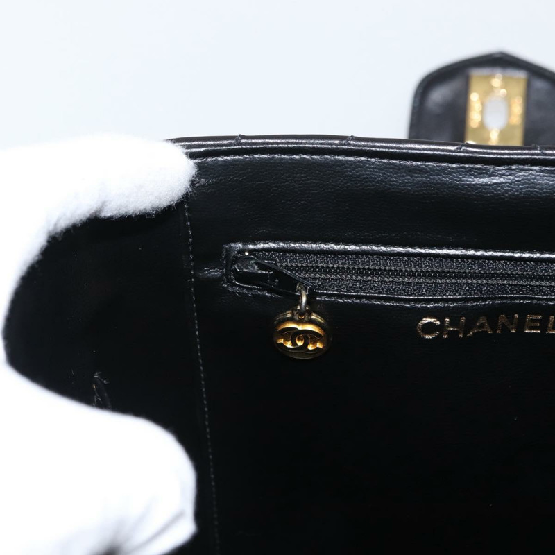 【日本直送】香奈兒 V 字縫線化妝包，羊皮材質，兩用，黑色，金色雙 C 標誌，正品編號 158944SAV-24