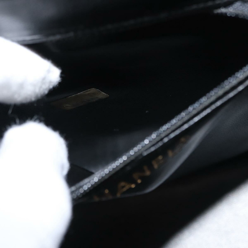 【日本直送】香奈兒 V 字縫線化妝包，羊皮材質，兩用，黑色，金色雙 C 標誌，正品編號 158944SAV-25