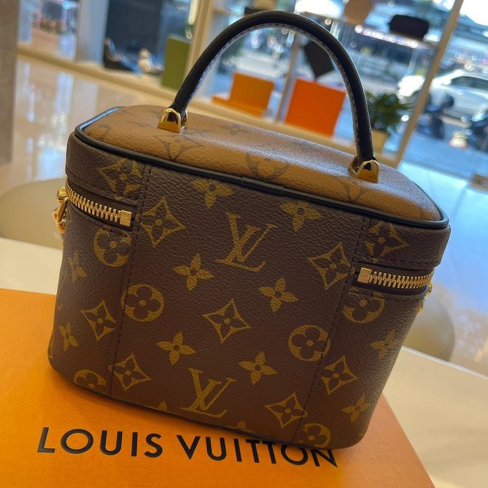 *SHIHNA名牌精品* LV M45165雙色拉鍊化妝包/斜背包-3