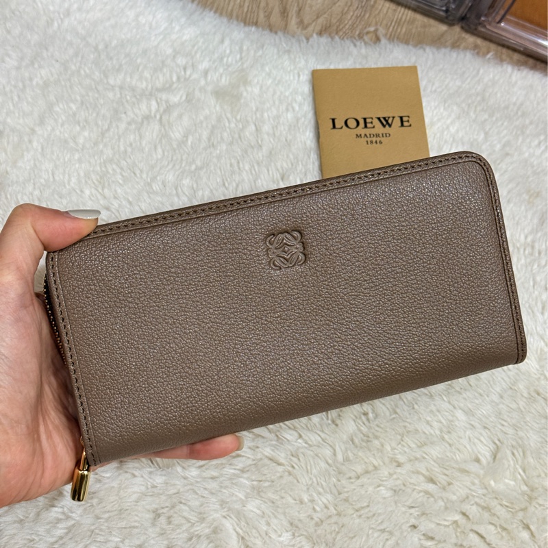9新以上✨Loewe 咖色 牛皮長夾-1