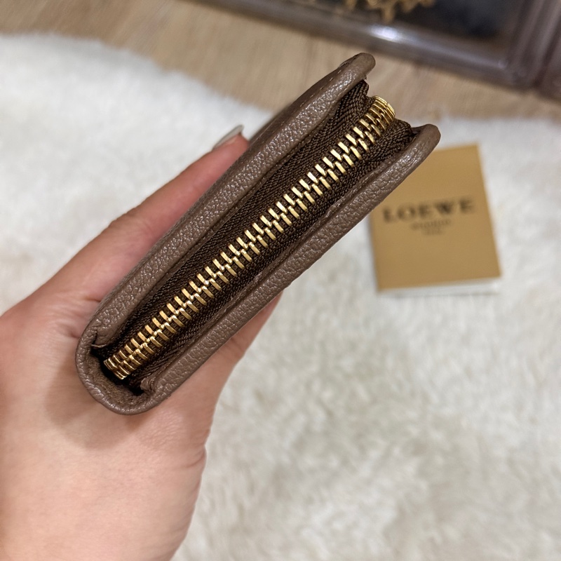 9新以上✨Loewe 咖色 牛皮長夾-3