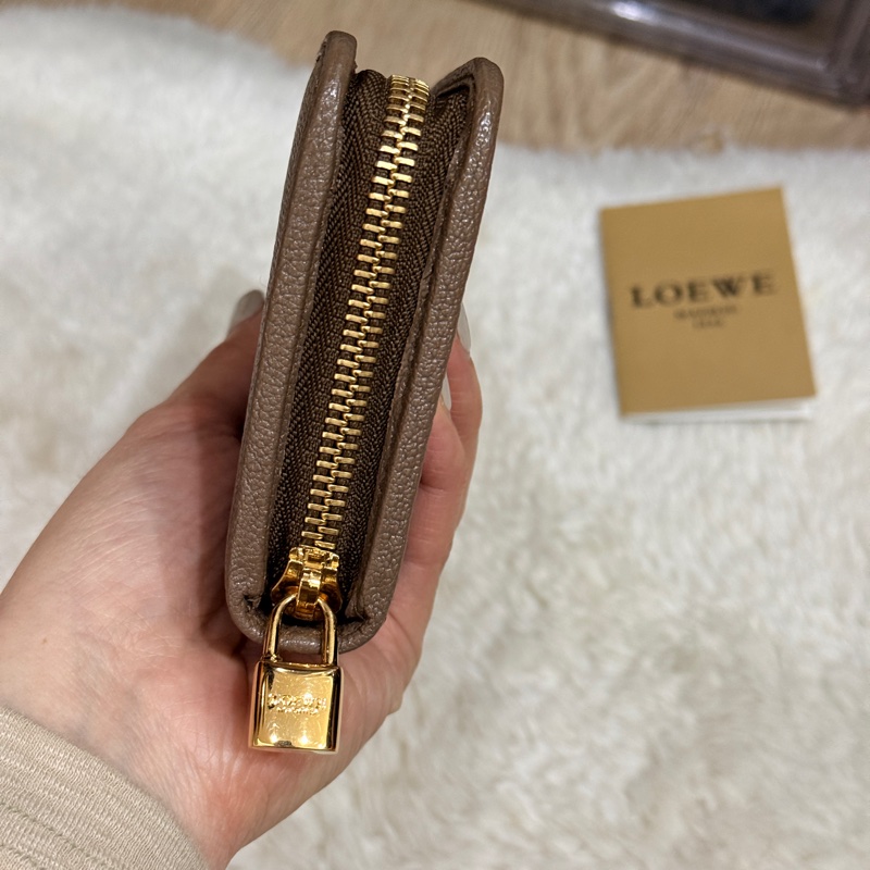 9新以上✨Loewe 咖色 牛皮長夾-4