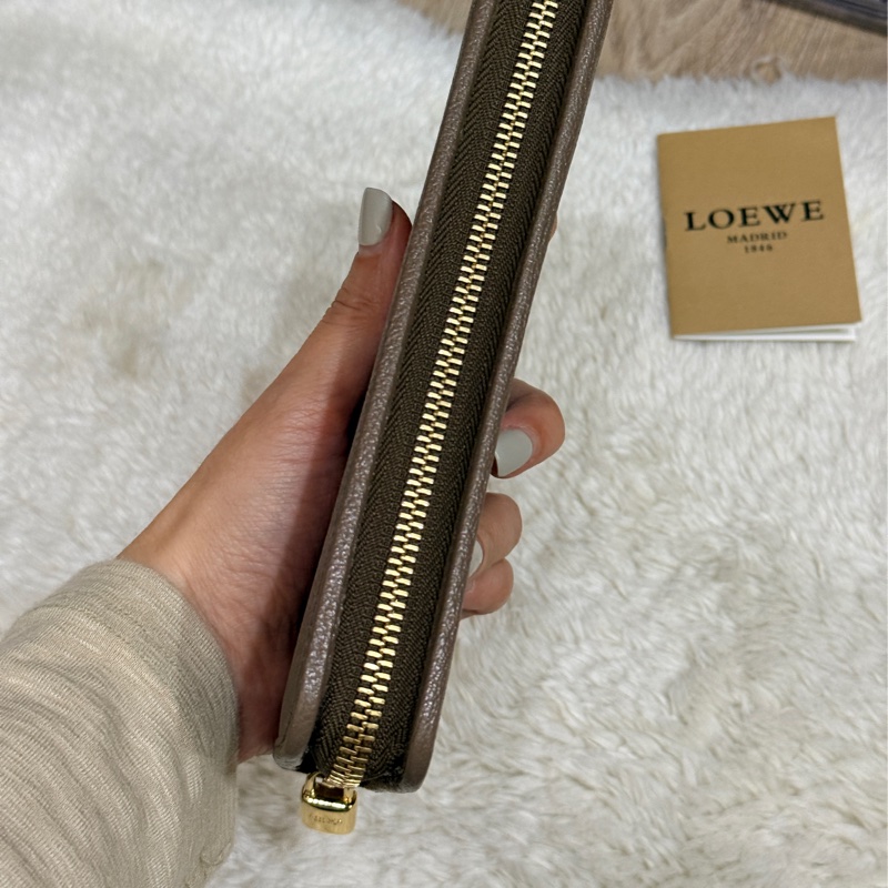 9新以上✨Loewe 咖色 牛皮長夾-5