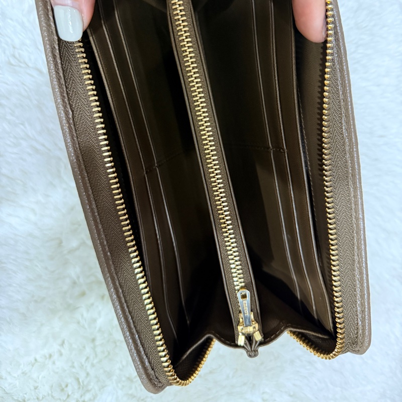 9新以上✨Loewe 咖色 牛皮長夾-17