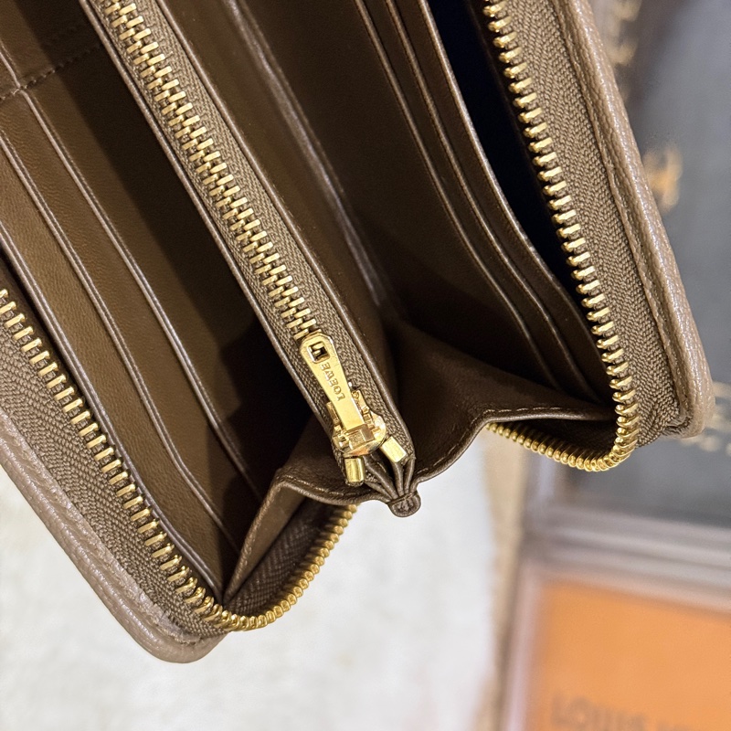 9新以上✨Loewe 咖色 牛皮長夾-19