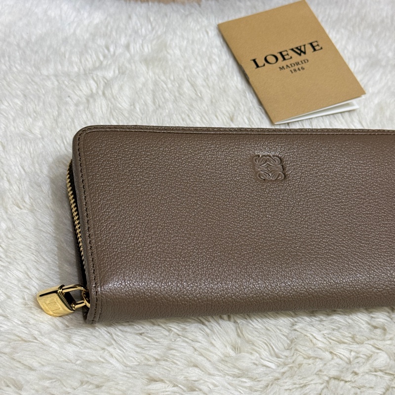 9新以上✨Loewe 咖色 牛皮長夾-21